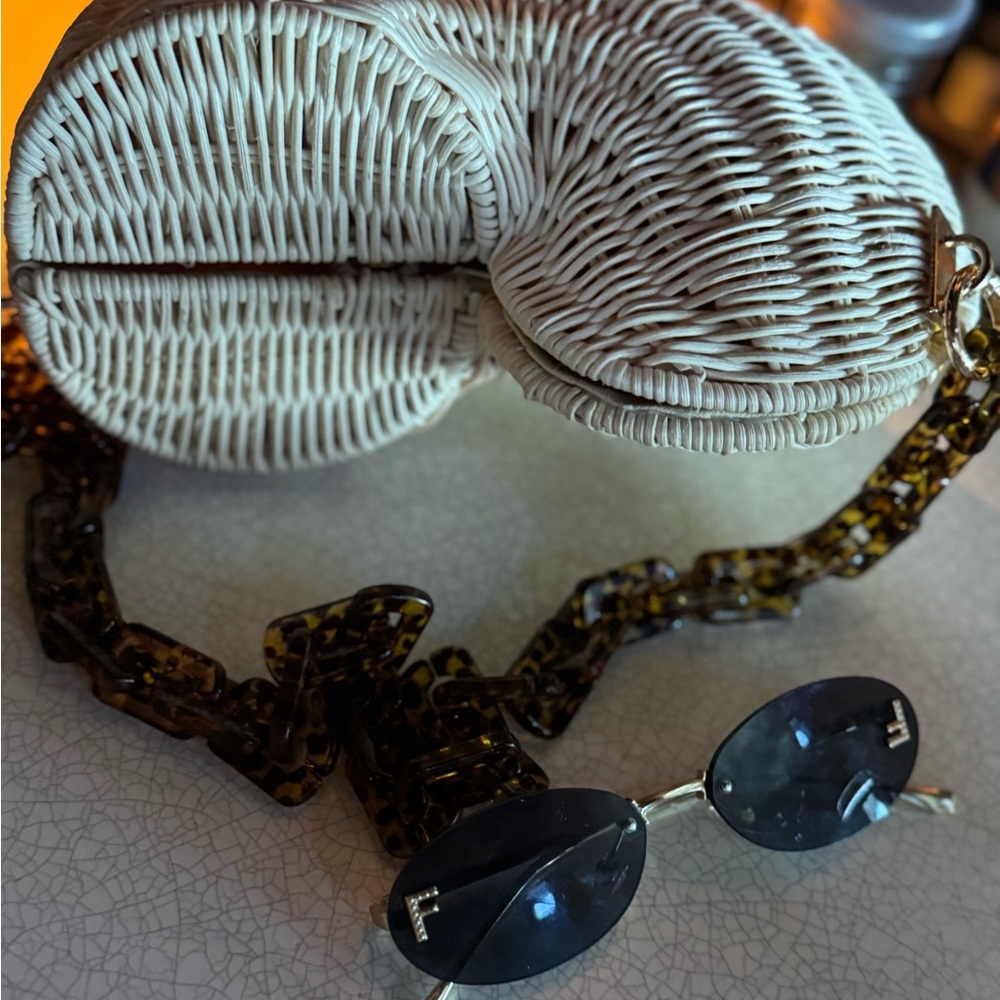 Shell handbag with Tortoise Chain - Picture 10 of 14